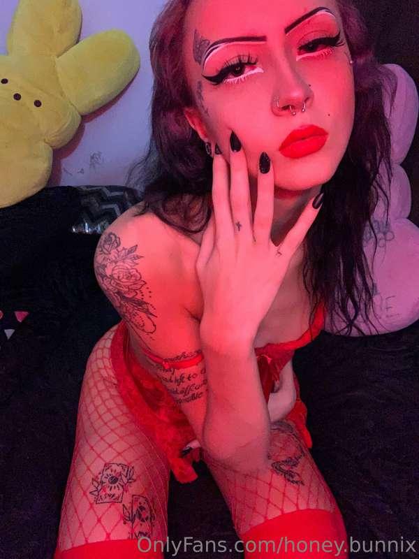 Her lipstick stains like acid rain 💋