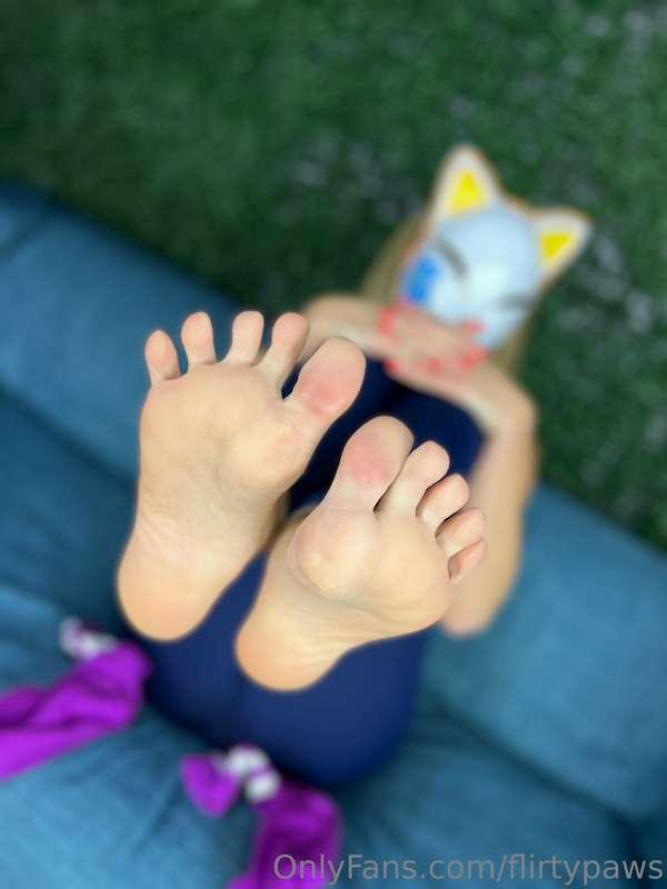 Feet pics from my latest scene. Full FJ video still on early..