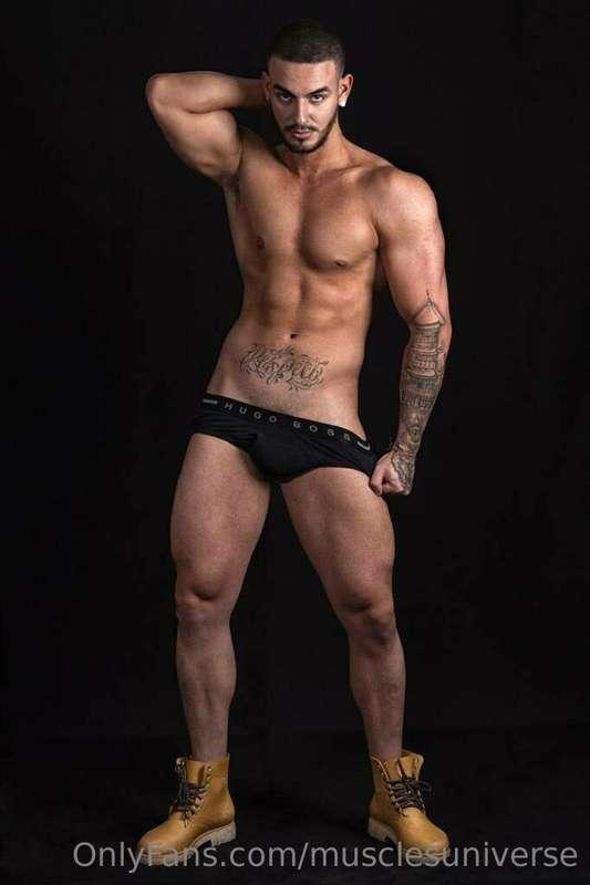 Fitness model @daddymuscle10 naked!