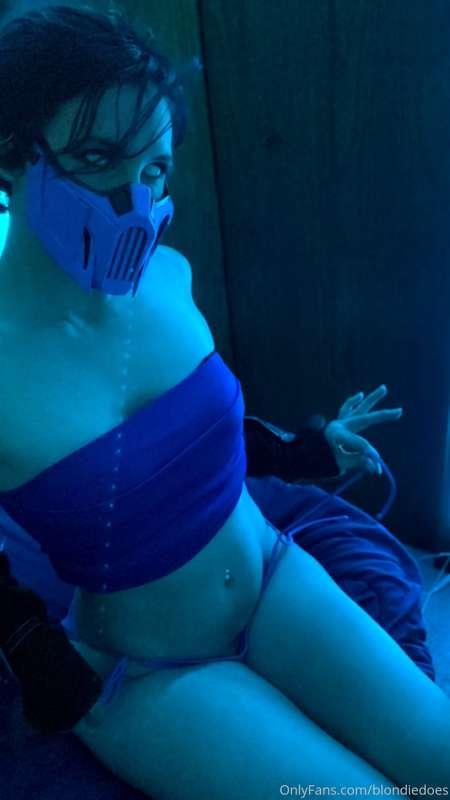 Happy Thigh Thursday! Is that a thing? ❄️ 💙