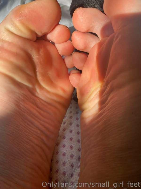 small_girl_feet image #0