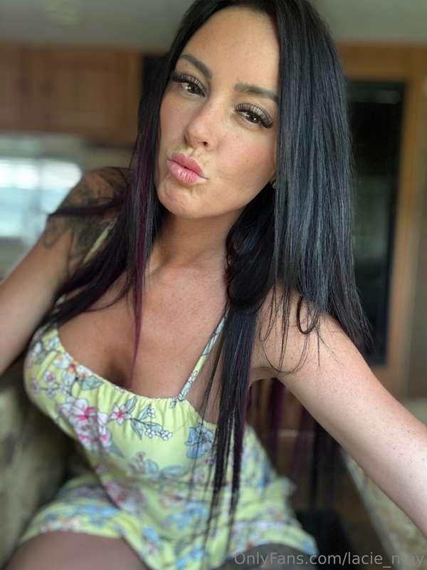 Morning kisses 😘 