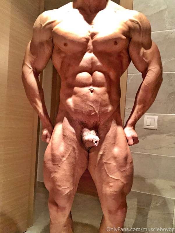 Flexing or relaxing? 🧐