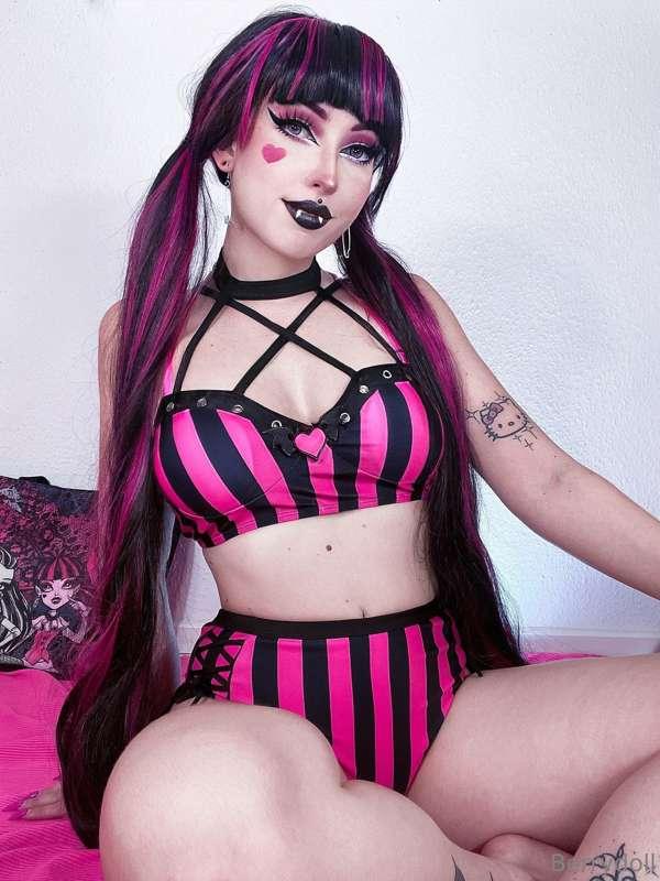 Your favorite vamp girl will make you hot 🦇😏 Here‘s a super ..