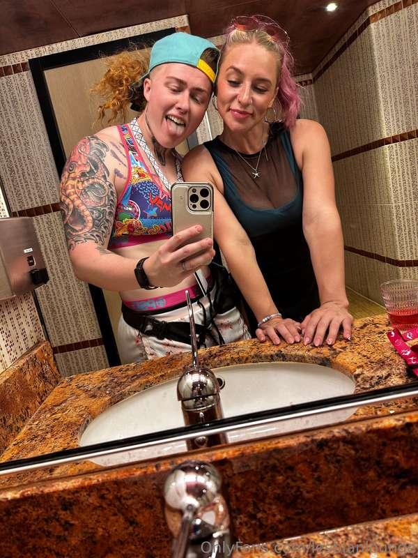 bathroom break 😉 scroll to the end! Natalie shows her tits 🥵
