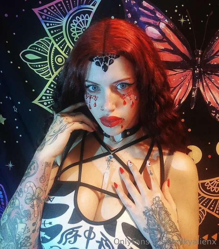 🇬🇧 Queen of hearts in my realm of dreams, where each jewel t..