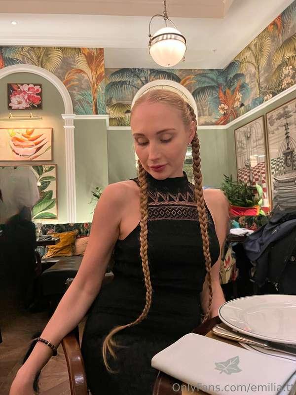 Your gorgeous partner💖🍸Buy me a drink 