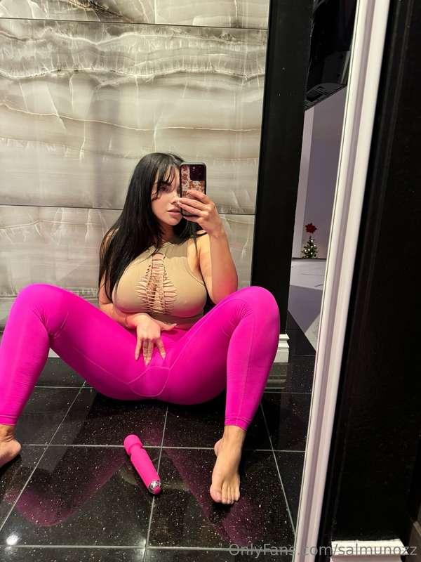 I got a new toy.. wanna play? 🤭😛