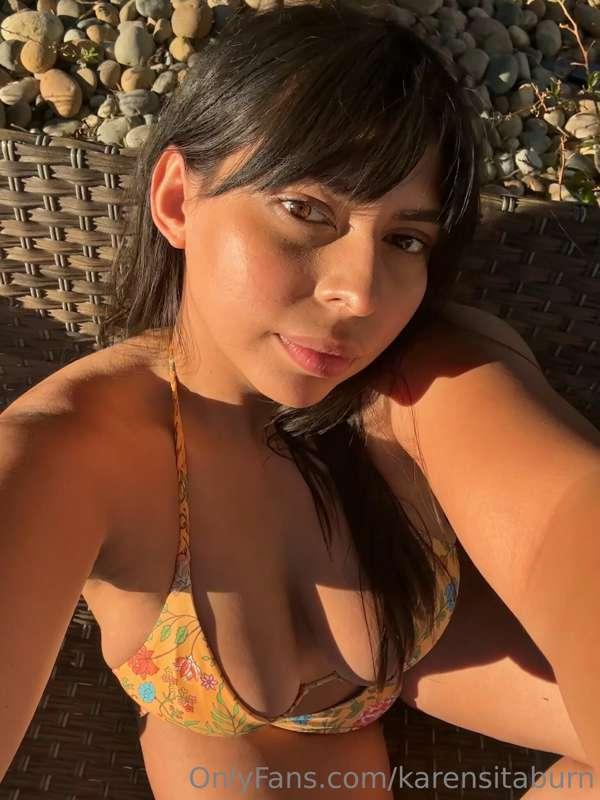 need more days where all I do is lay in the sun and get my h..