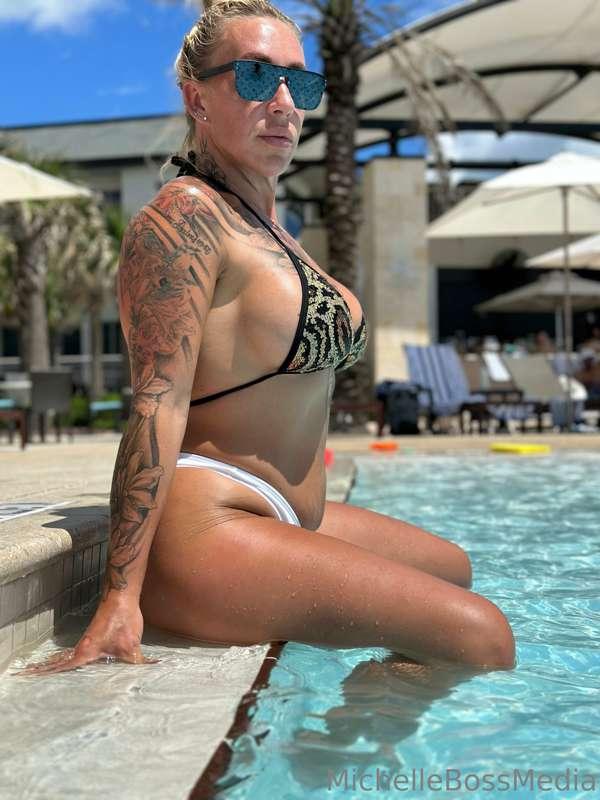 Feeling sexy by the pool, what do you think?😉