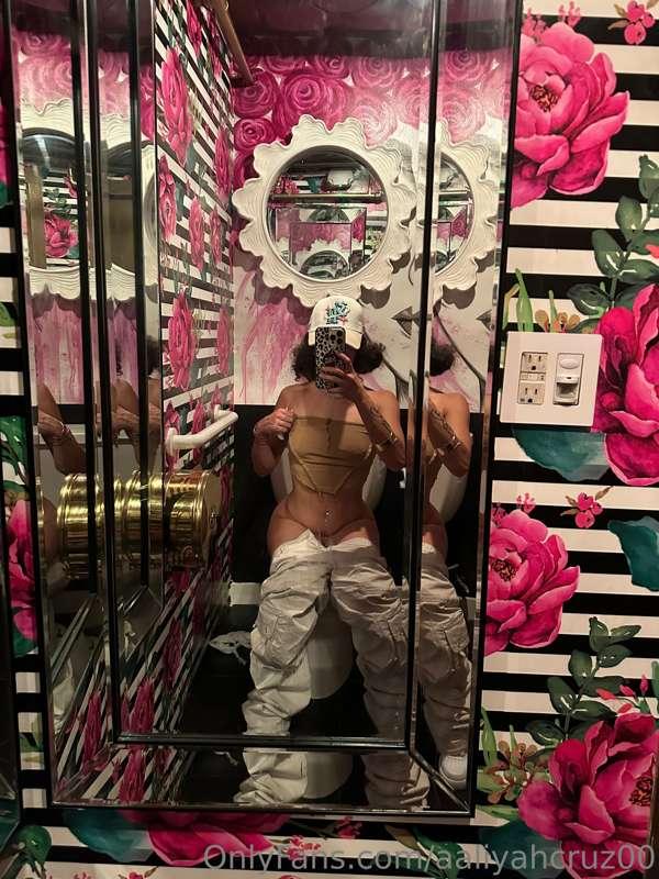 I didn’t even use the bathroom the mirror was cute af 🤭