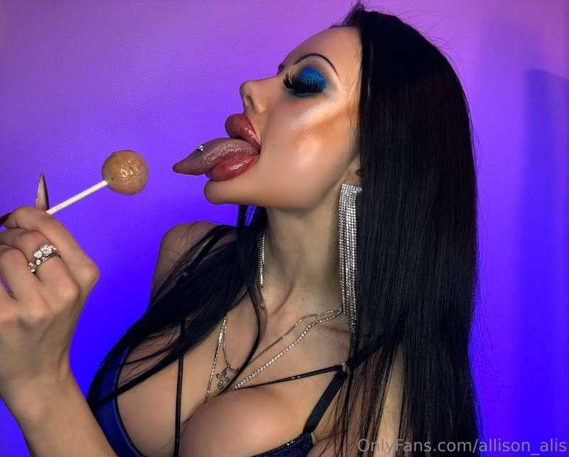 Check out my new tongue video👅🍭