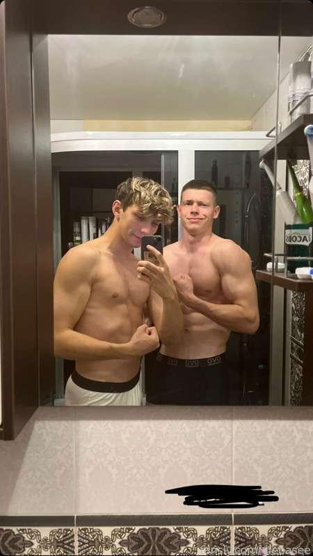 IN THE BATHROOM WITH MY FRIEND💦😋🤤