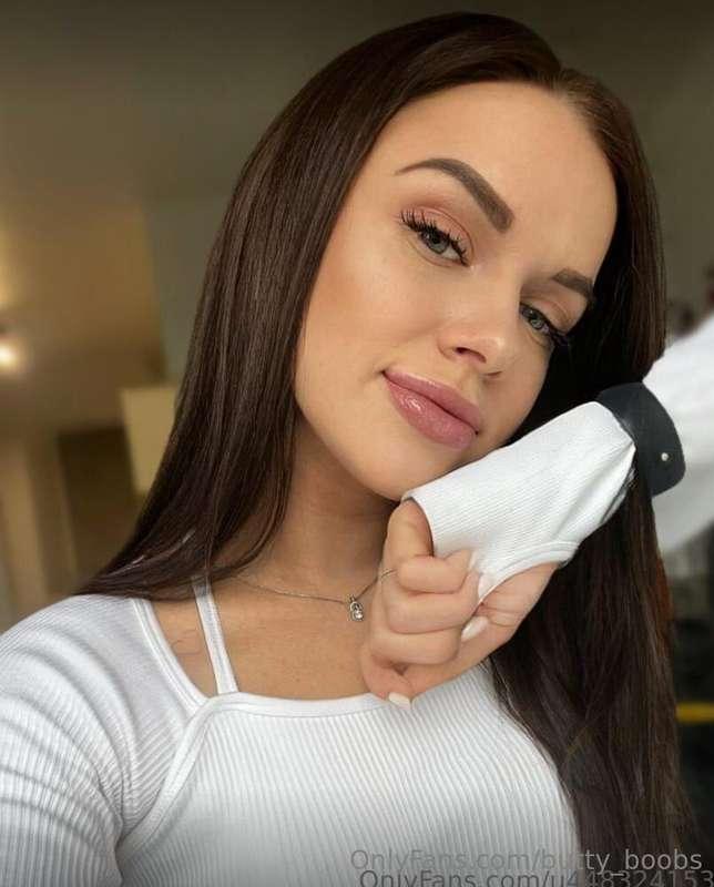 This hot brunette @emmibrooks with beautiful natural boobs 💖..