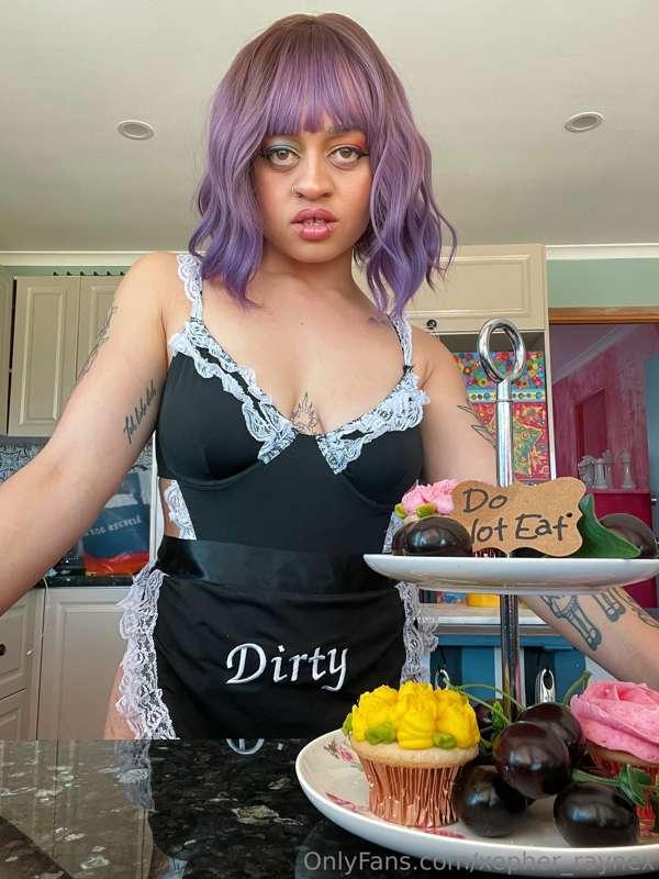 Hi, your naughty little maid is here 🧹😈
