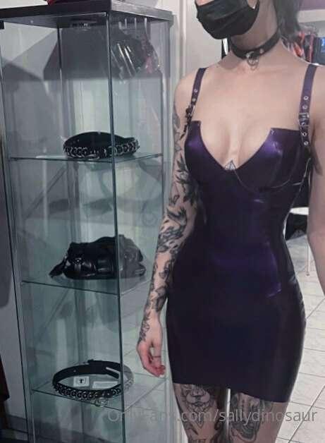 I didn’t buy this one but a very pretty latex corset. I can’..
