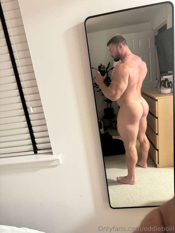 This peach is getting bigger by the day 😈😏 You guys like? 