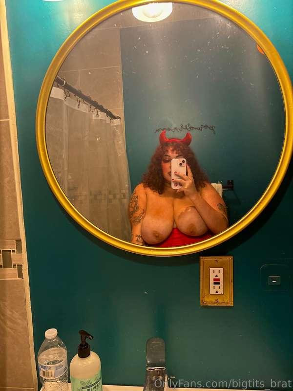 Taking my tits out in the party bathroom 😈
