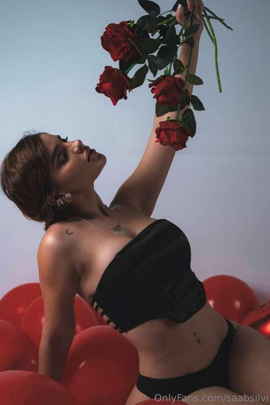 Si te doy una rosa me haces tuya? 🌹😈

If I give you a rose w..