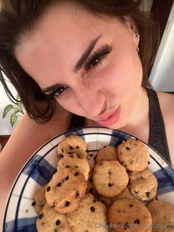 Do you want to try my hot cookies? 🍪🔥