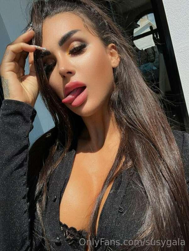 "Make me smile... or something more 😈👅 Write me and tell me ..