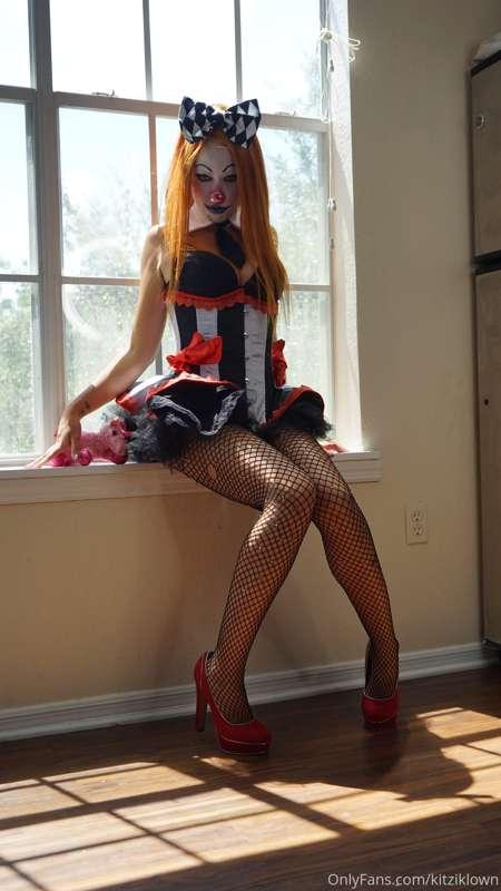 Photoset: Clown slut in the kitchen. 🤡🔪