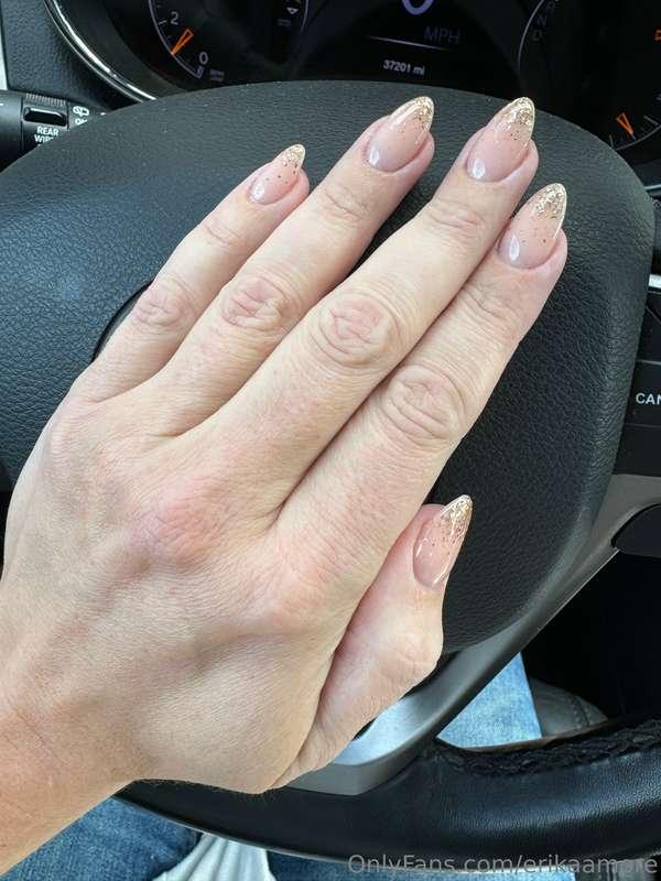 Loving my new manicure! 💅🏼 Tip this post to help pay for it ..