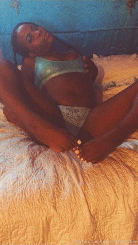 You know what white toes mean 💋