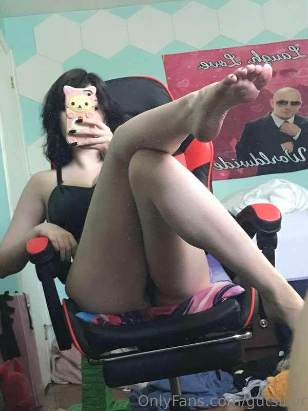 i need a foot rest... anyone wanna volunteer? :3