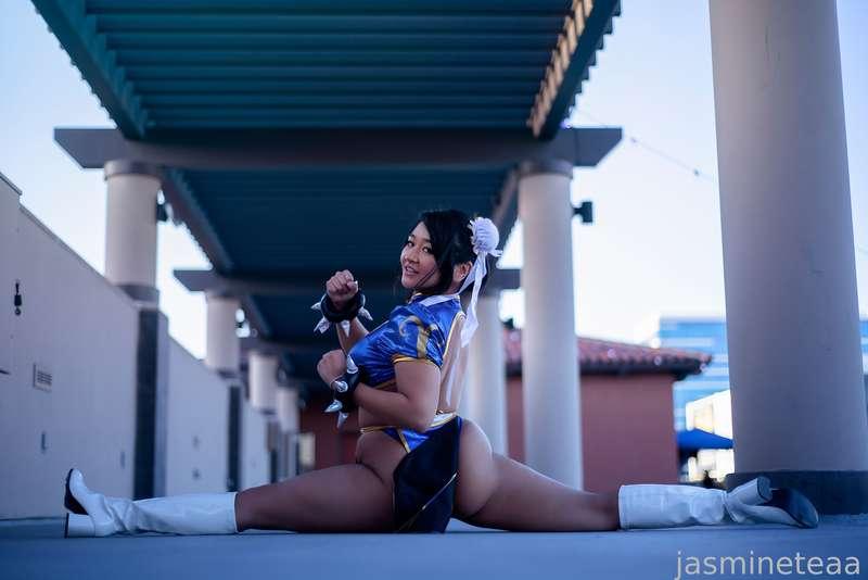 Think I make a good Chun-Li?

#cosplay #chunli #asian #filipina #flexible #splits #streetfighter #thickthighs #bigass