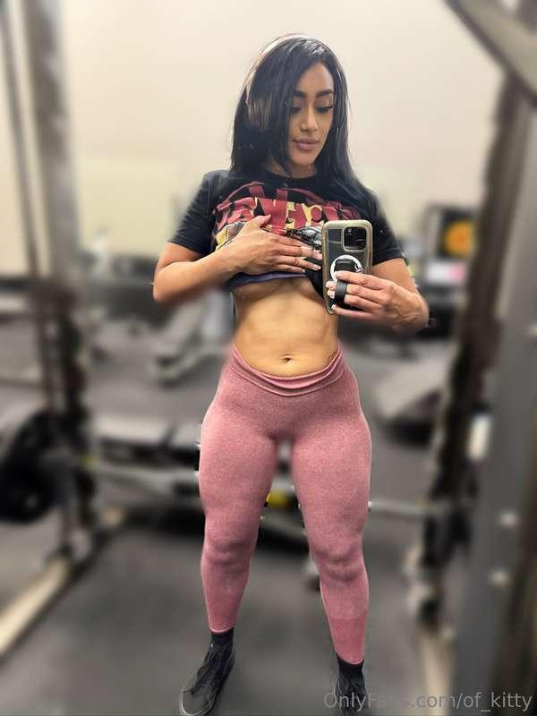 Look at those abs peaking thru ;)