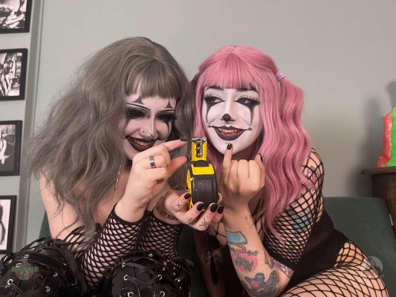 with blaire

#clown #clowns #clowngirl #femdom #femdompov #domme #doubledomme #fishnets #petite #british #scottish #asian #pale #altgirl #alternative 