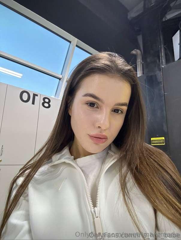 Sexy girl waiting for you Don't miss my FREE PAGE@iris_hot_b..