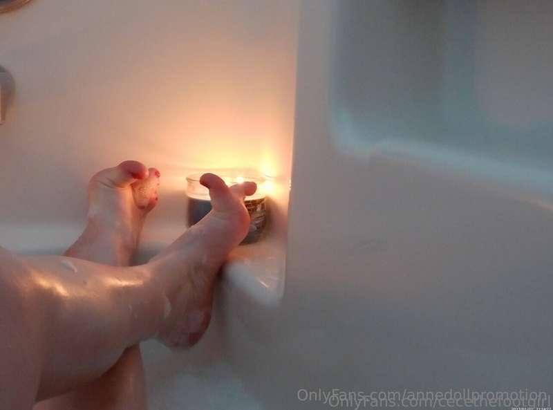 Free to subscribe: @cecethefootgirl  I’m a foot model bringi..