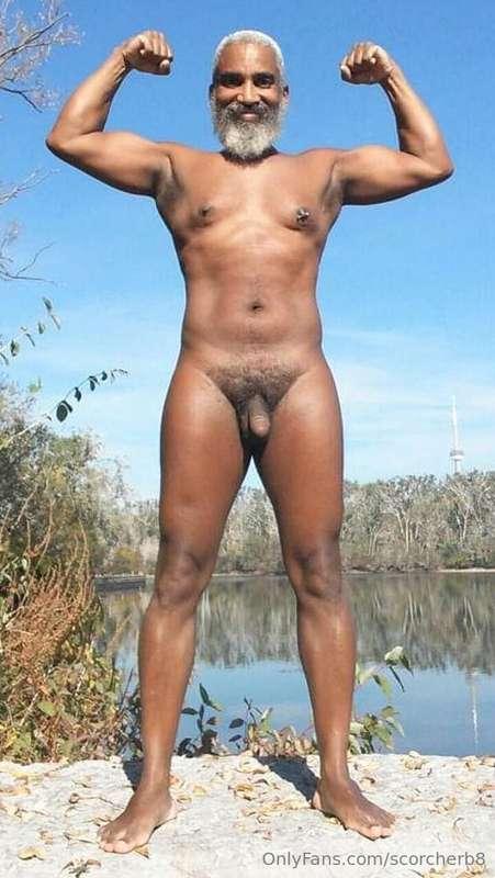 Frigid Flex Friday!#beard #musculardaddy #gay #feet #gaycrui..