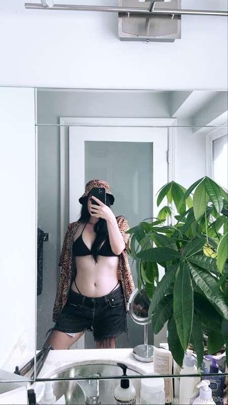 Happy Saturday! 👻 Who is jerking off to me this weekend? 😈 P..