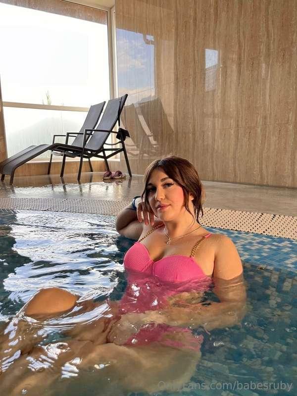 Say Hi to your poolside hottie😍💦