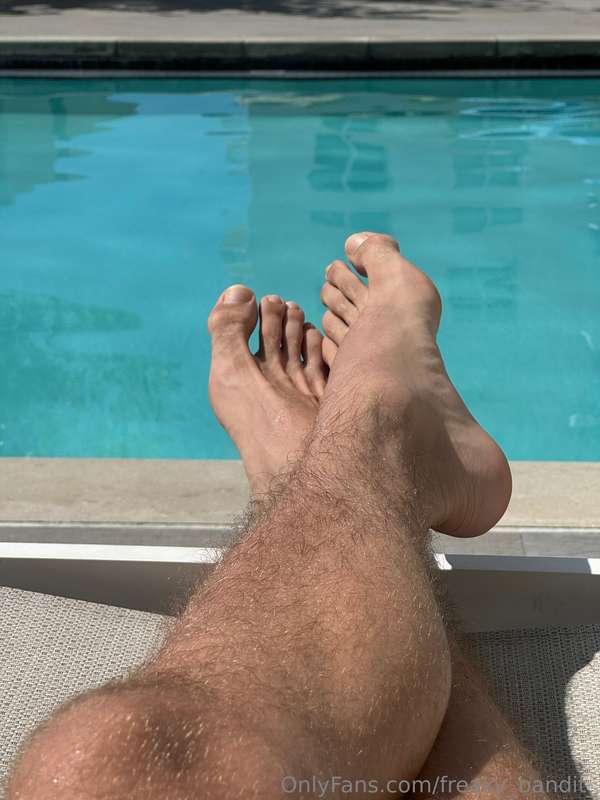 Pool day 🌞🦶🏼