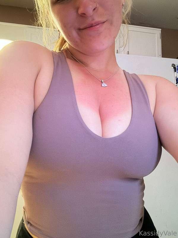 Unlock to move my shirt   Or sub to my vip page @kassidyvale..