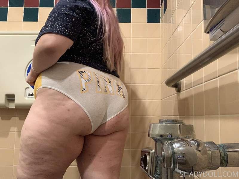 A little bathroom fun 🥵💦