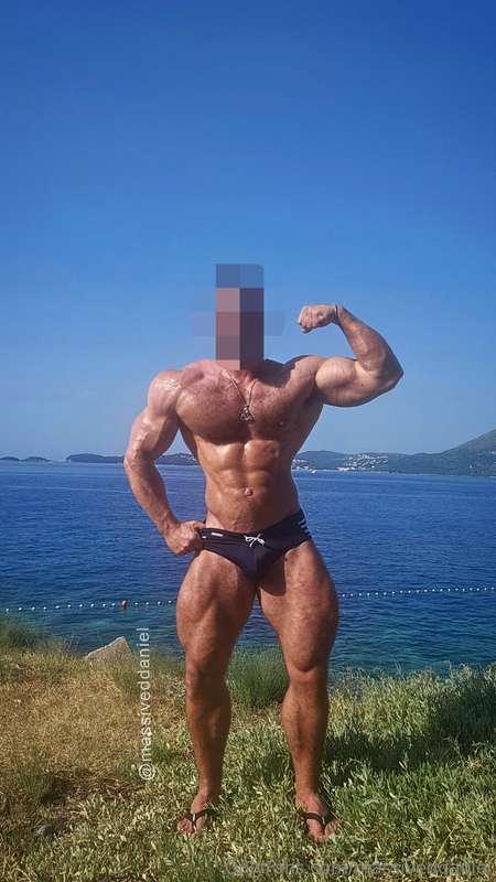 There is nothing better than flexing at the beach ☀️ 