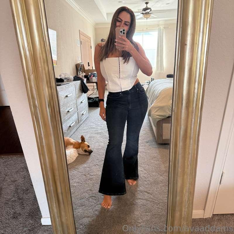 OMG look how cute these jeans are! Do you like my outfit? 😘
