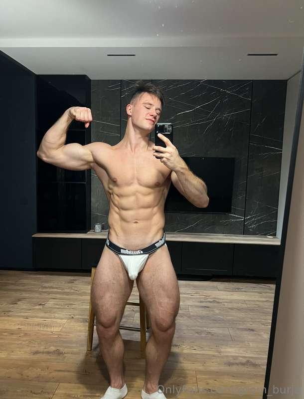 Hey! Big juicy boy out there 😏🔥
.
If you like hunks with hug..