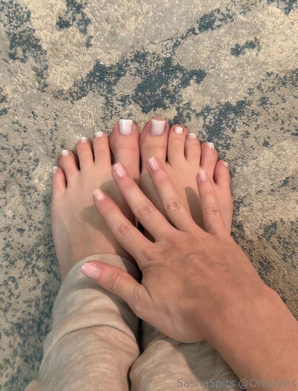 did my nails today :3 like them? 