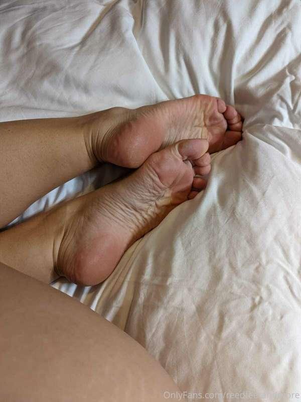 They need to be covered in your cum 😈