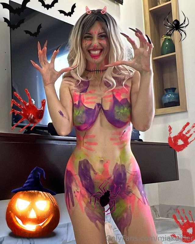 👻 Wishing you a thrilling Halloween 🎃🖤 