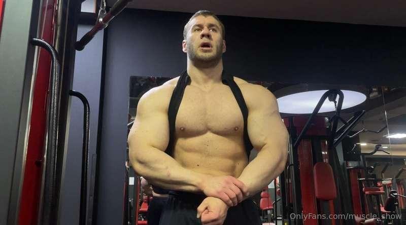 New! 🆕 Muscle worship show 🤩😈Pumping iron 🔝Upper body view 🔥..