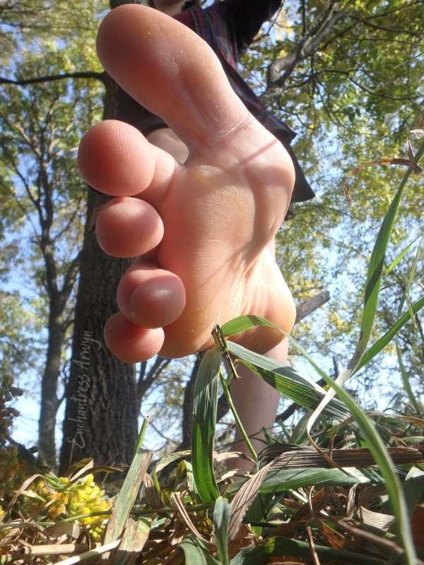 Sunbathed soles, just waiting to be worshipped.✨