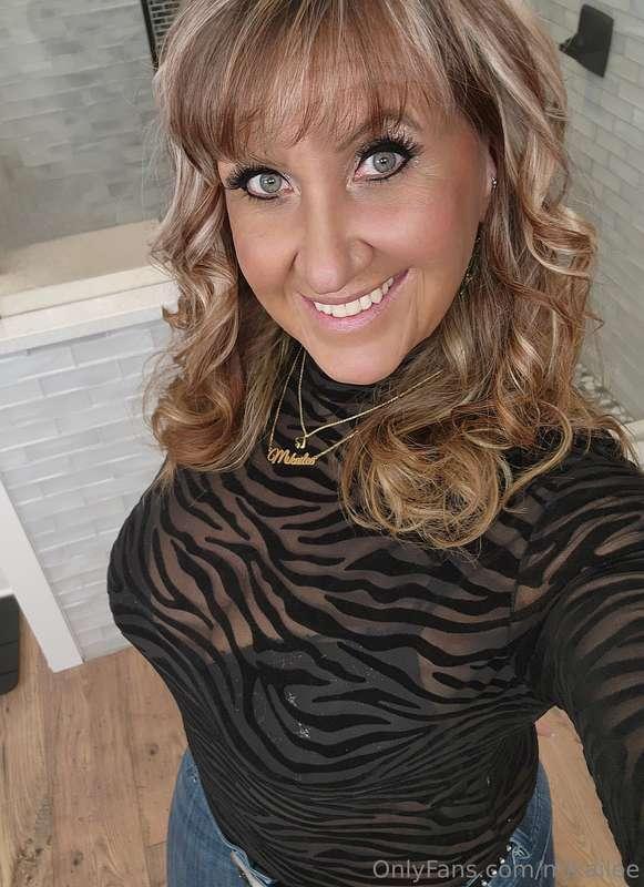 This hotwife is headed to a party tonight! Hope your having ..
