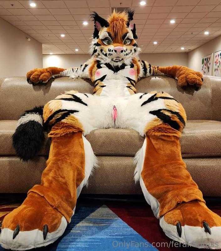 “Don’t be shy, get on your knees and start pleasing me” 😈👅💦L..